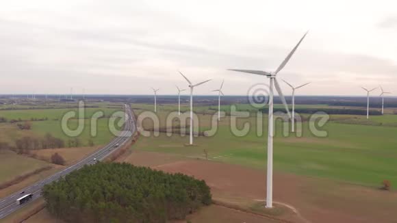 夏季的风力涡轮机和农田清洁和可再生能源的能源生产空中拍摄视频的预览图