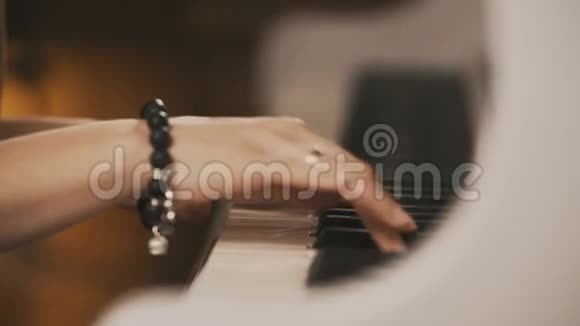 女手弹钢琴弹钢琴上有手镯的女性手视频的预览图