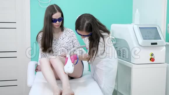 美容院治疗师去除漂亮女士大腿上的毛发视频的预览图