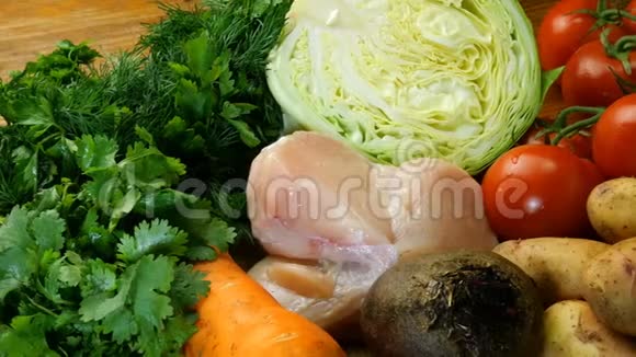 各种生蔬菜和生鸡肉用于制作汤罗宋汤或健康膳食视频的预览图