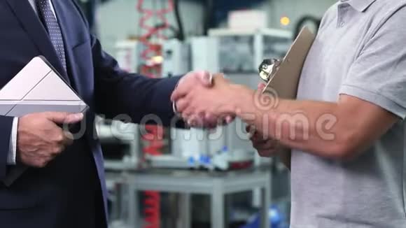 关闭工厂的企业主与工程师握手视频的预览图