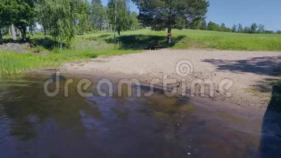 湖上当地游泳游玩美景美丽的自然景观视频的预览图