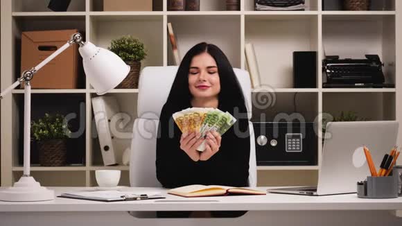 办公室的女商人数钱然后把钱扔掉很开心视频的预览图