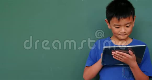亚洲学童在4k教室使用数码平板电脑学习的正面景色视频的预览图