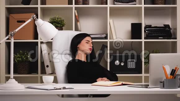 办公室里的女人用闭着眼睛想象什么快睡着了视频的预览图