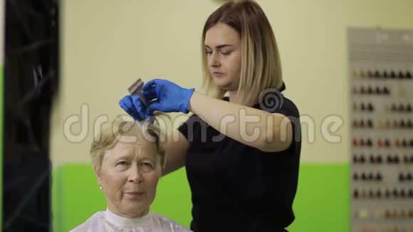 在美容院头发枯死的老女人视频的预览图