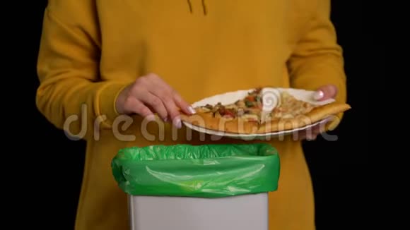 女人用盘子把披萨扔进垃圾桶视频的预览图