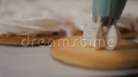 在糕点店的厨房里厨师用糖果包奶油贴上纸视频的预览图