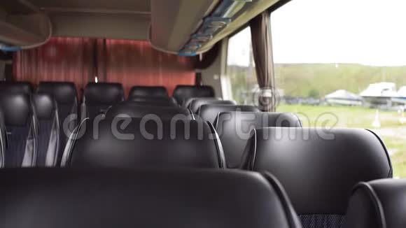 公共汽车皮革座椅的内部空着视频的预览图