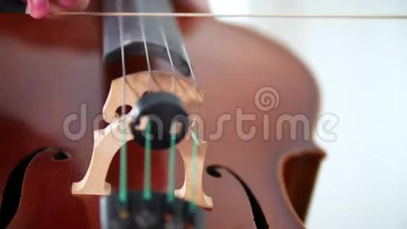 感情上用弓弹大提琴视频的预览图