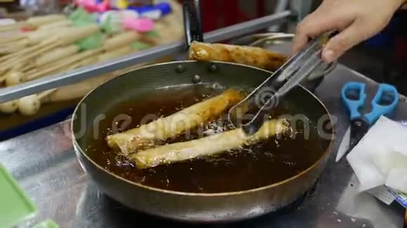 亚洲街头食品夜市炒锅里的春卷越南菜特写镜头4k视频的预览图