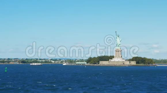 纽约州自由女神像对面的斯塔腾岛渡轮视频的预览图