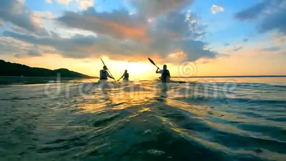 日落时人们乘独木舟航行视频的预览图