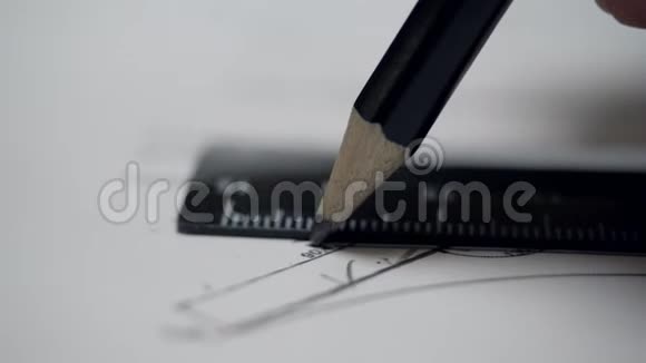 近景铅笔沿着黑色尺子移动抽屉手指移动视频的预览图