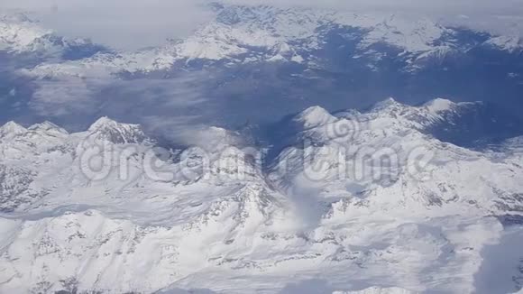 从意大利阿尔卑斯山的冬季山脉从飞机窗口视频的预览图