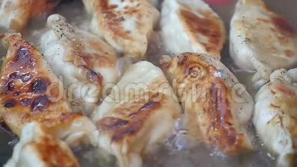 煎锅里煮的煎饺子视频的预览图