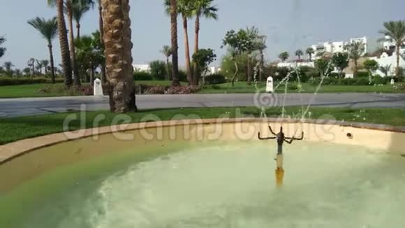 关闭喷泉水滴溅到水面上视频的预览图