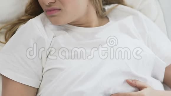 女孩睡在不舒服的垫子上看起来被噩梦惹恼了头痛视频的预览图