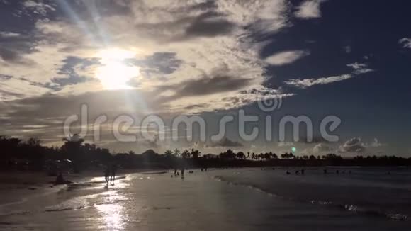 日落在沙滩上傍晚在沙滩上海洋在夕阳下视频的预览图