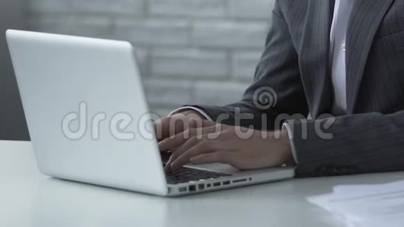 忙碌的经理在笔记本电脑上打字在项目上努力工作竞选前视频的预览图