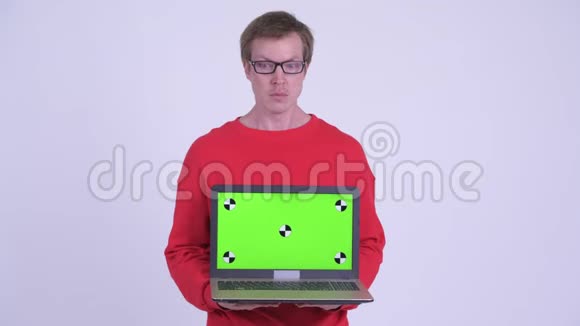年轻的帅哥展示笔记本电脑看上去很震惊视频的预览图