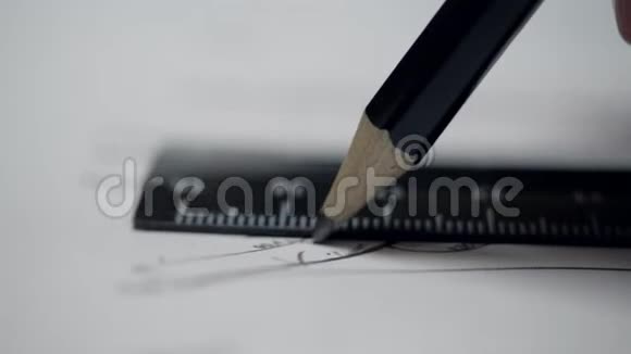近景设计师用铅笔和尺子在纸上画画视频的预览图