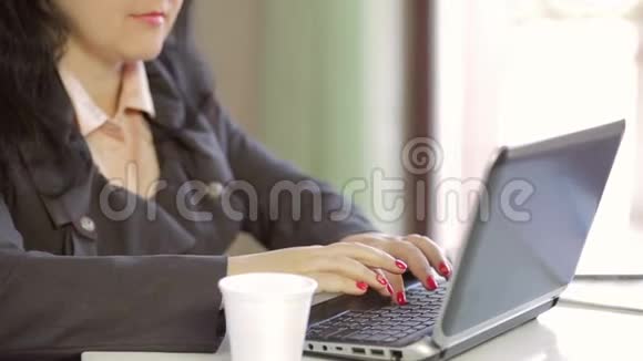 女性手在笔记本电脑上工作特写摄影慢节奏视频的预览图