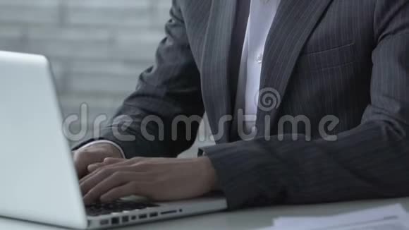 商人在笔记本电脑上打字考虑困难的创业项目特写视频的预览图