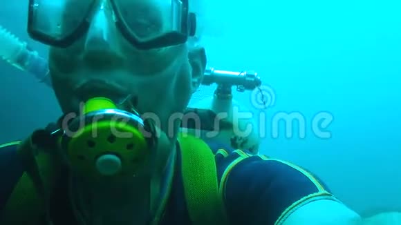 潜水设备在水下移动的男性娱乐极限运动业余人士视频的预览图