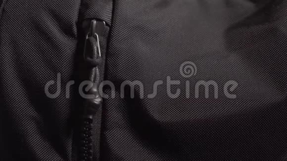 运动背包袋的手开拉链的正面视图视频的预览图