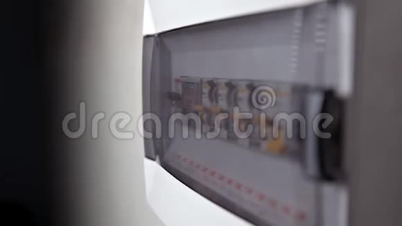具有不同按钮和灯的自动控制面板具有温度的工业设施的气候计算机视频的预览图