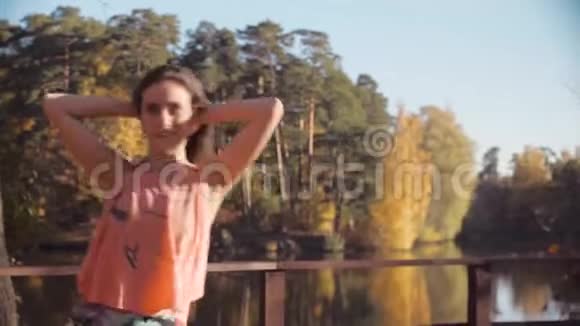 一个女人在桥上跳舞的肖像视频的预览图