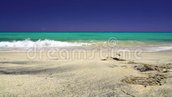 弗特文图拉海滩上的波浪沙滩上的脚印和万里无云的蓝天视频的预览图