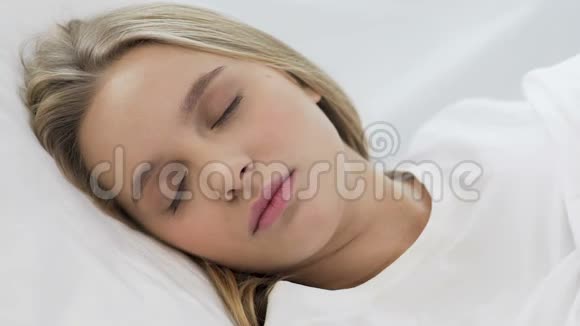 可爱的少女睡在舒适的矫形床垫上特写视频的预览图