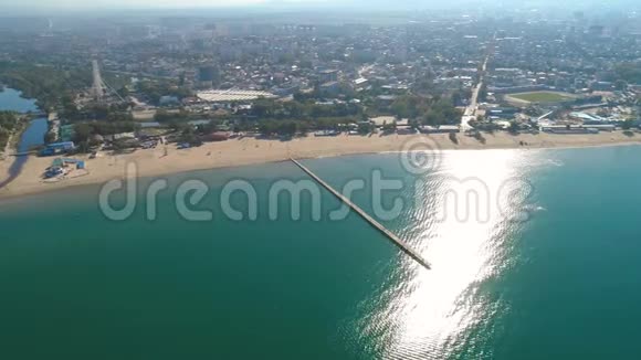 鸟瞰沙滩大海海滨小镇和码头视频的预览图