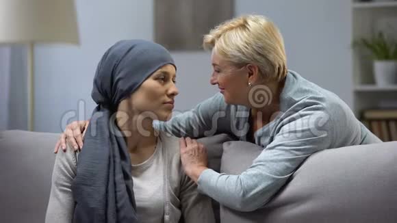 母亲拥抱和亲吻她患癌症的无望的女儿家庭支持视频的预览图