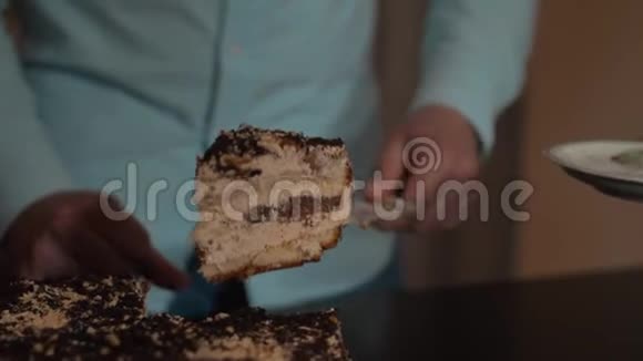 一块由男性手切开的盘子上的蛋糕视频的预览图