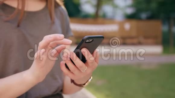 女人用手机的特写镜头视频的预览图
