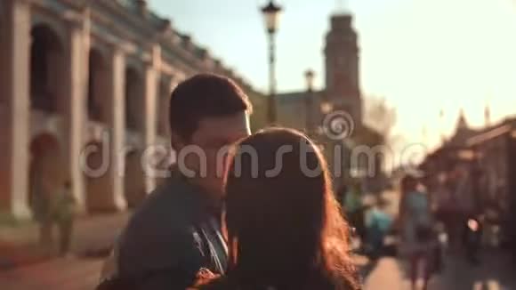 年轻可爱的夫妇在大马路和人群附近的城市里玩得很开心视频的预览图