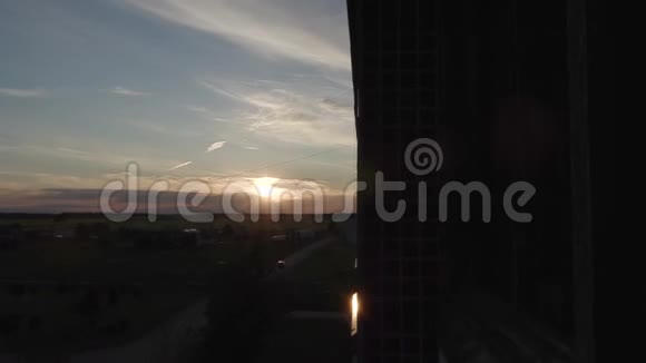 夏日窗外夕阳西下视频的预览图
