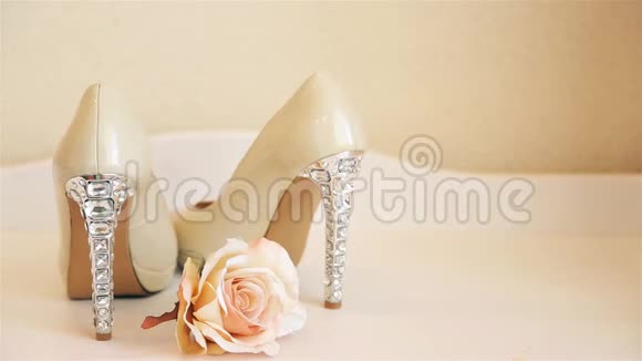 婚纱鞋米色高跟鞋支架梳妆台高清1080p视频的预览图