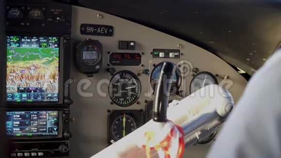 机舱飞行员在飞机上视频的预览图
