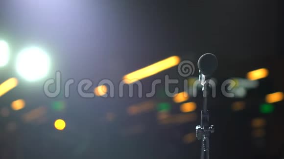 麦克风站在舞台上的灯光背景礼堂特写等待表演研讨会视频的预览图