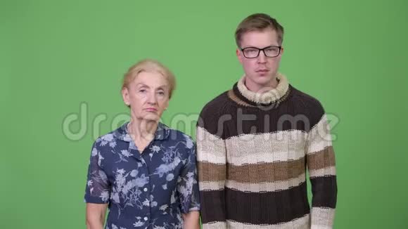 祖母和孙子转过身来双臂交叉着微笑视频的预览图