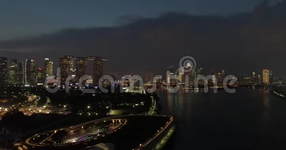 新加坡河上的夜间航班视频的预览图
