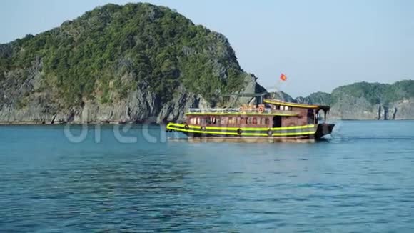 旅游游船在泻湖卤龙湾猫巴岛越南视频的预览图