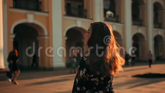 迷人的黑发女人通过智能手机打电话跑着拥抱她的男朋友在城市街道日落城视频的预览图