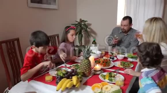 幸福的家庭有节日晚餐视频的预览图