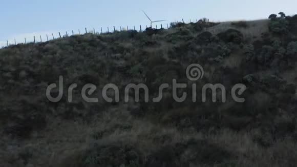 上升显示风力涡轮机日落景观4k视频的预览图