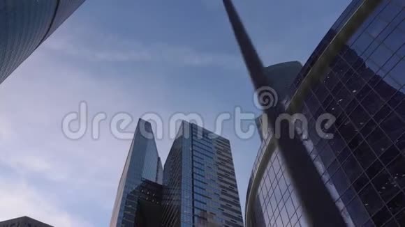 POV穿过金融区用玻璃和钢做的摩天大楼视频的预览图